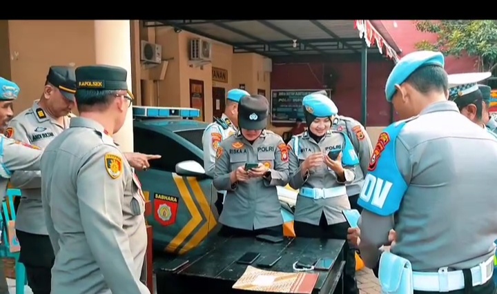 PERIKSA -- Kapolsek Tamalanrea, Kompol Muhammad Yusuf bersama Propam melakukan razia gawai anggota untuk memeriksa aplikasinya.