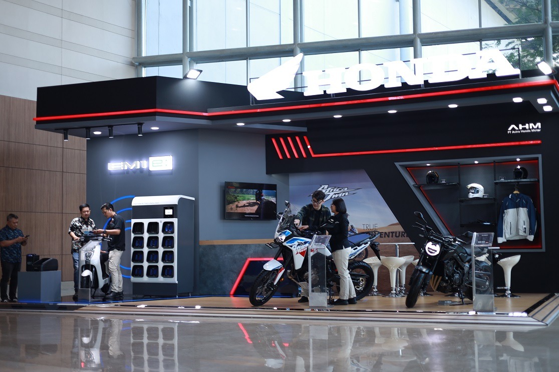 PUKAU PENGUNJUNG -- Deretan motor listrik dan berteknologi tinggi milik Honda mampu memukau pengunjung GIIAS 2024.