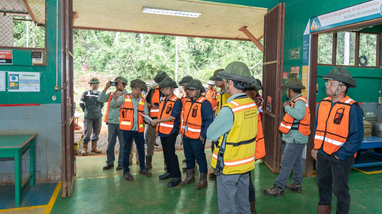 ANTUSIAS -- Rombongan perwakilan MIND ID tampak begitu antusias mendengar penjelasan dari manajemen PT Vale terkait operasional dari PT Vale IGP Pomalaa.