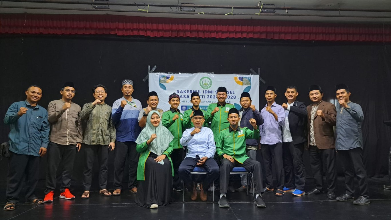 BERAKHIR -- Pengurus PW IDMI Sulsel bersama Sekjen PP IDMI Irwan foto bersama usai menutup kegiatan Raker di LEC Athirah Makassar, Sabtu (20/7).  