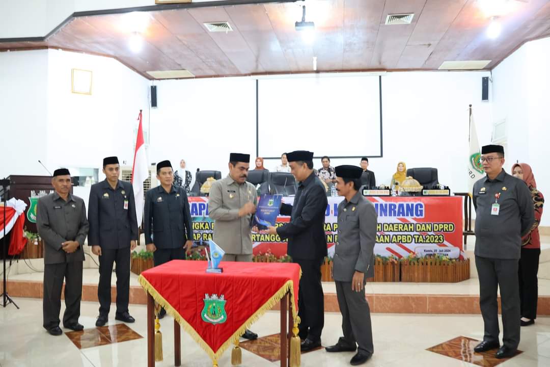 DISETUJUI -- Ketua DPRD Kabupaten Pinrang H Muhtadin menyerahkan Ranperda yang telah disetujui menjadi Perda kepada Pj Bupati Pinrang Ahmadi Akil usai pelaksanaan paripurna DPRD, Kamis (25/7). 