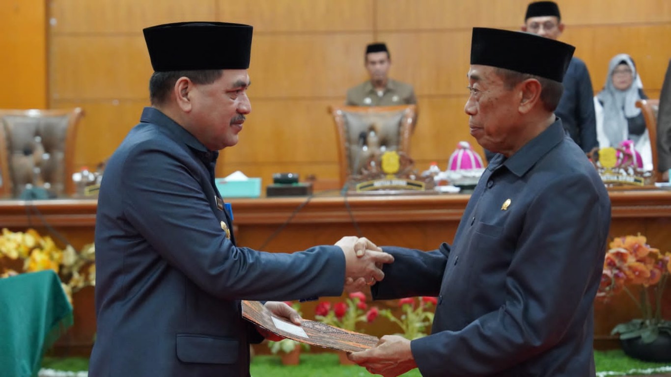 SETUJU -- Ketua DPRD Sidrap, H Ruslan dan Pj Bupati Sidrap H Basra saat menyerahkan persetujuan KUA-PPAS Tahun Anggaran 2025 dalam rapat paripurna, Kamis (25/7). 