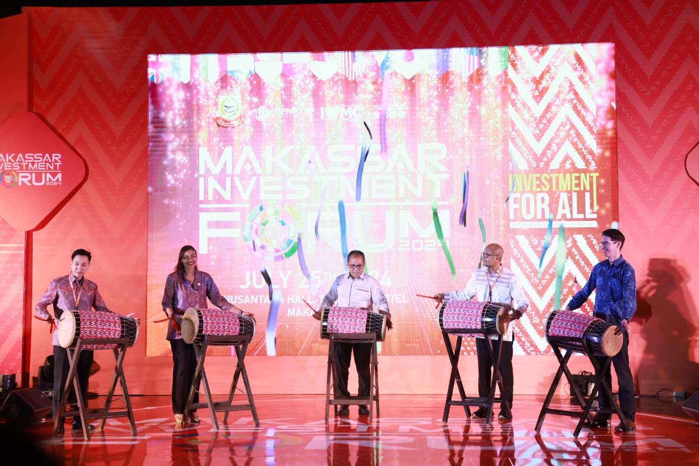 IST F8-Suasana perjamuan di atas perahu Pinisi sebagai rangkaian pembukaan F8. Event F8 diwarnai pula dengan Makassar Investment Forum  yang pembukaannya dilaksanakan di Hotel The Rinra, Kamis (15/7).  