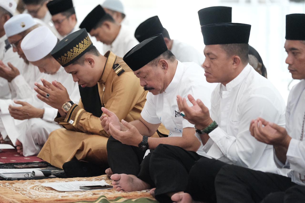 IST ZIKIR -- Wabup Gowa, Abdul Rauf Malaganni, saat melakukan zikir memasuki tahun baru Islam bersama jajaran Forkopimda dan masyarakat Gowa di Masjid Agung Syekh Yusuf. 