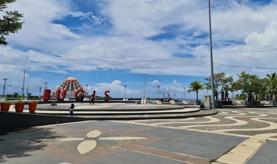 int TERTARIK--Japparate atau jembatan layang tiga lantai rencananya akan dibangun di kawasan Anjungan Pantai Losari sepanjang 1,6 kilometer masih terkendala regulasi di RTRW. Tampak Anjungan Pantai Losari sebagai lokasi proyek Japprate.