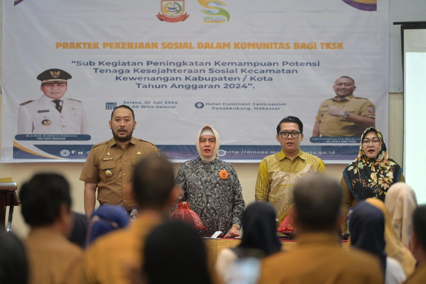ist HADIRI--Ketua TP PKK Kota Makassar Indira Yusuf Ismail saat menghadiri kegiatan Praktik Pekerjaan Sosial Dalam Komunitas Bagi TKSK dengan sub kegiatan peningkatan kemampuan potensi tenaga kesejahteraan sosial kecamatan kewenangan kab/kota tahun 2024 di Hotel Continent, Selasa (30/7).