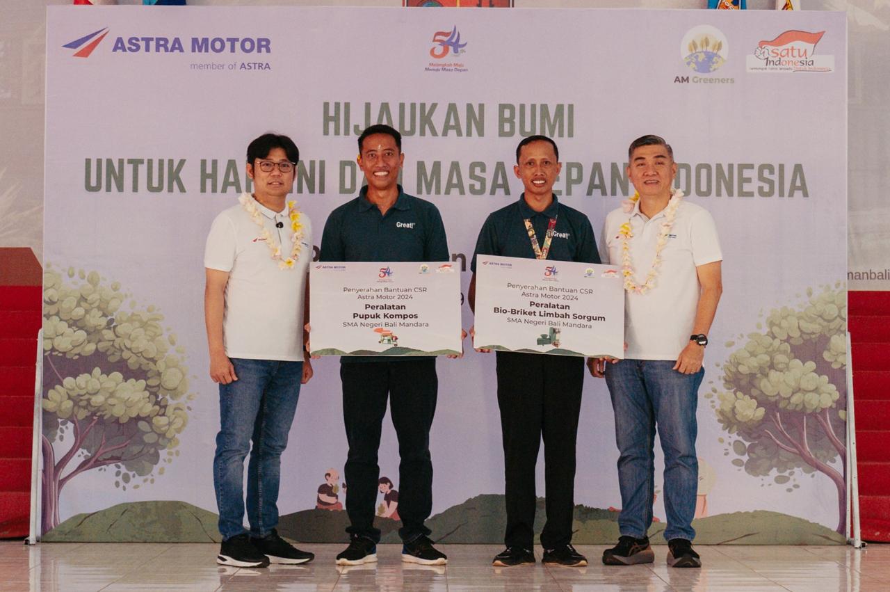 BANTUAN -- Robien Tony selaku Chief Executive Astra Motor (paling kiri) bersama Budi Astono selaku Chief Operating Officer (paling kanan) menyerahkan bantuan 1 set alat Composter dan 1 set alat Bio-Briket ke SMA Negeri Bali Mandara yang diwakilkan Kadek Yuli Artama selaku Ketua Tim Kerja SMA Negeri Bali Mandara (kiri) dan I Wayan Madiya selaku Pembina SMA Negeri Bali Mandara (kanan).