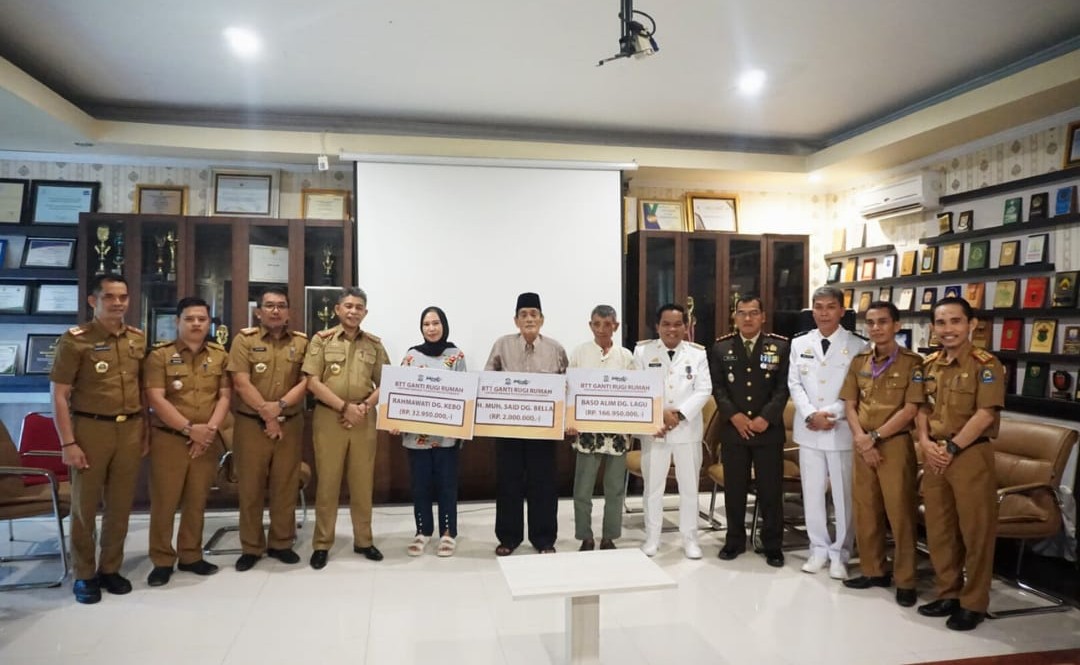 PENYERAHAN BANTUAN -- Pj Bupati Jeneponto, Junaedi Bakri (lima dari kanan) bersama warga terdampak runtuhnya menara telekomunikasi Kominfo di Jeneponto, usai penyerahan bantuan belanja tak terduga.
