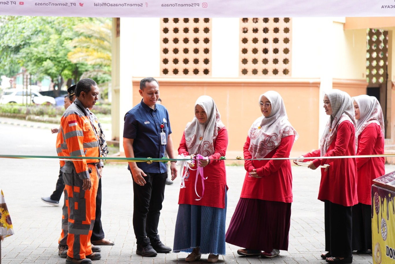 BAZAAR -- Pengguntingan pita Bazaar Muharram oleh GM Komunikasi dan LGRC, Muh. Akhdarisa, Ketua SKST, Musafir, Penasihat KIKST, Octiana Rosmala Dewi Alfin Zaini, dan Ketua KIKST, Nikka Primiastri Yosi Reapradana.
