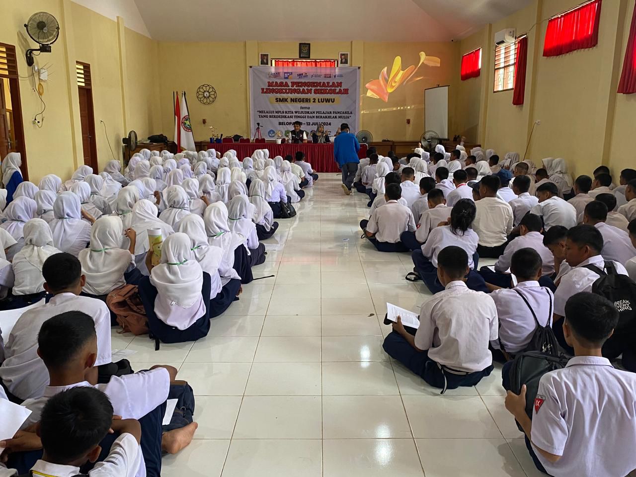 SOSIALISASI -- Satresnarkoba Polres Luwu manfaatkan MPLS untuk memberikan sosialisasi atau penyuluhan tentang Program Pencegahan dan Pemberantasan Penyalahgunaan dan Peredaran Gelap Narkotika (P4GN) kepada para siswa-siswi baru SMKN, Kamis (11/7).