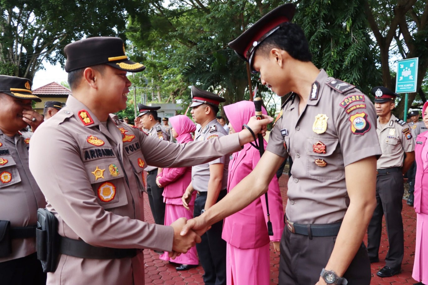 KORPS RAPORT -- Polres Luwu menggelar upacara Korps Raport (kenaikan pangkat) kepada 17 personel di Mapolres Luwu, Selasa (2/7). 