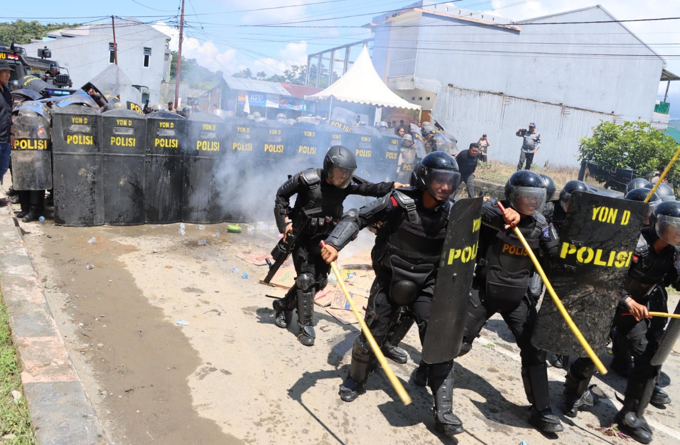 SISPAMKOTA -- Polres Luwu menggelar latihan Sispamkota) di Jalur Dua Belopa depan Polres Luwu Jelang Pilkada serentak yang digelar November 2024 mendatang, Senin (29/7).