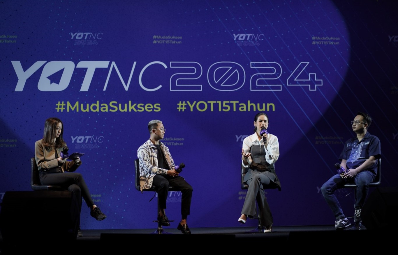 BINCANG INSPIRATIF -- Pegiat Seni dan Pendidikan Maudy Ayunda (kedua kanan), Penerima Apresiasi SATU Indonesia Awards 2021 Bidang Pendidikan I Gede Andika Wira Teja (kedua kiri) dan Head of Brand Communications Astra Yudha Prasetya (kanan) saat menjadi pembicara dalam Special Session Young On Top National Conference (YOTNC) 2024, Bincang Inspiratif 15th SATU Indonesia Awards 2024 Education Redefined: Strategies for Success yang digelar di Balai Kartini, Jakarta.
