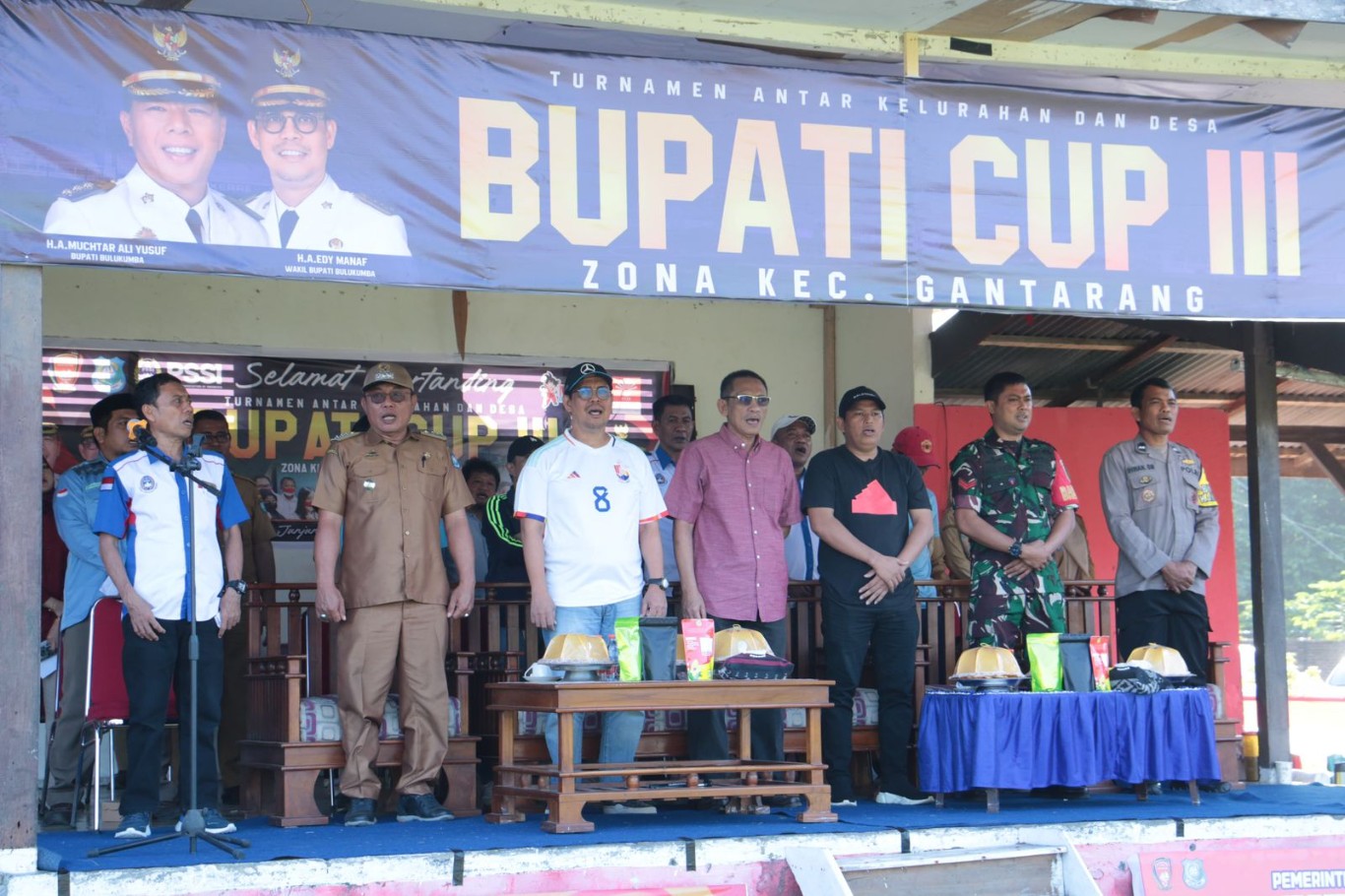 BUKA -- Wabup Bulukumba Andi Edy Manaf membuka secara resmi turnamen sepakbola Bupati Cup III Bulukumba tahun 2024 zona Kecamatan Gantarang di Lapangan Ponre, Kelurahan Matekko, Senin (22/7).