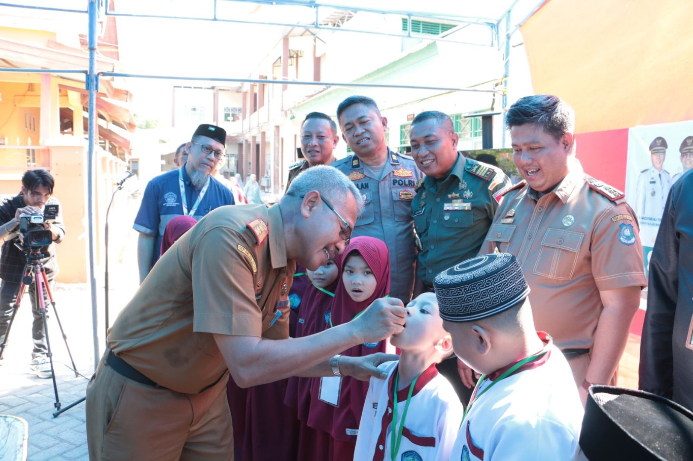 CANANGKAN -- Sekkab Bulukumba Ali Saleng mencanangkan PIN Polio tingkat Kabupaten Bulukumba di SDIT Wahdah Islamiyah Kelurahan Ela Ela Kecamatan Ujungbulu, Selasa (23/7).