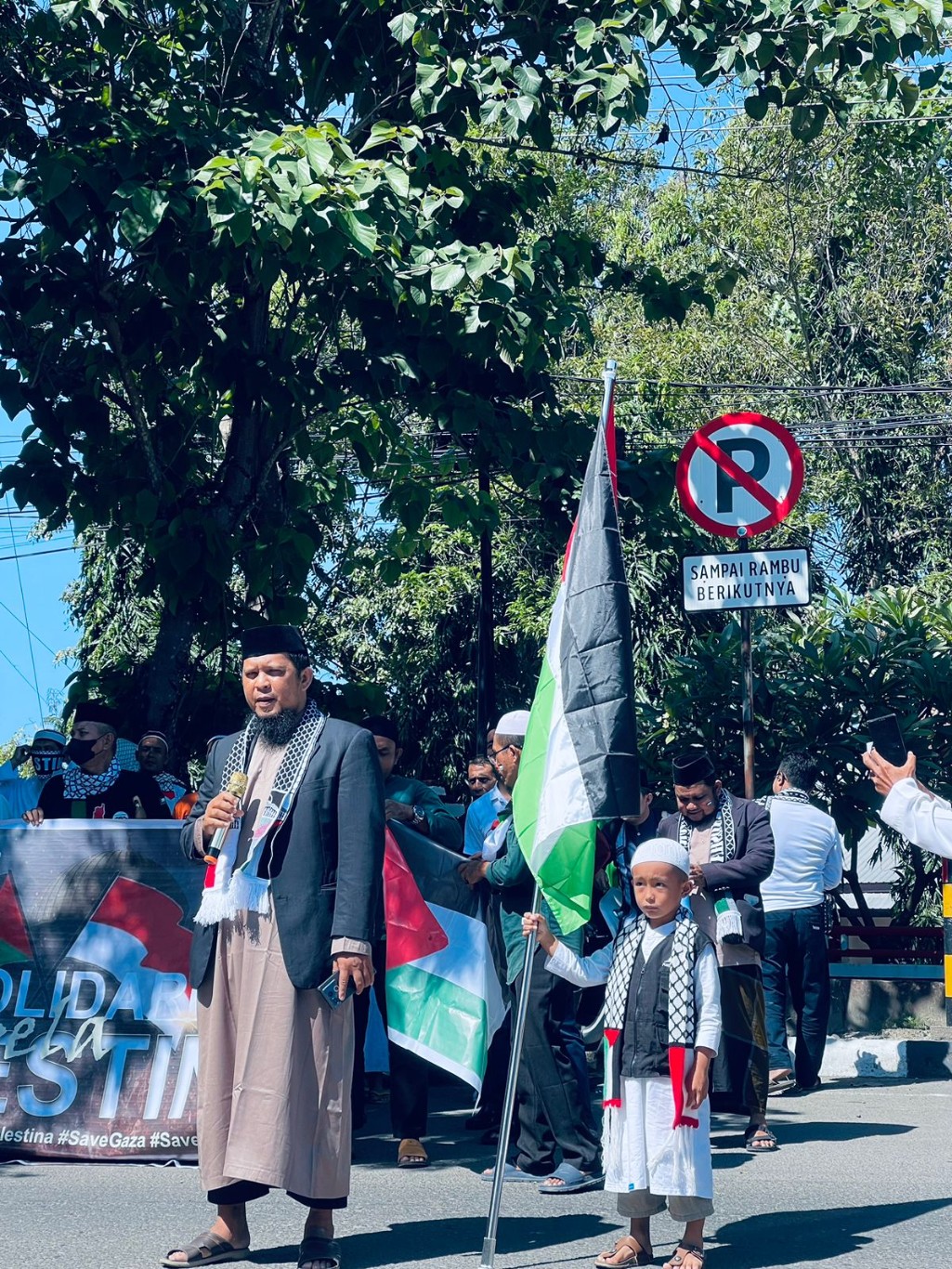 SOLIDARITAS -- Ratusan pengunjuk rasa mengikuti aksi solidaritas Palestina yang digelar selepas shalat Jumat di depan Kantor DPRD Bulukumba, Jumat (12/7). 
