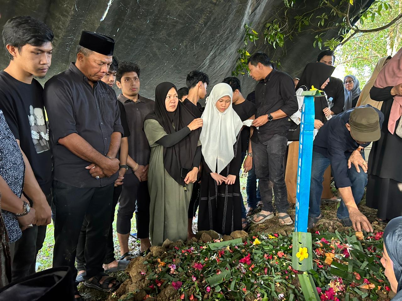 ANTAR -- Bupati Bulukumba H Andi Muchtar Ali Yusuf dan ribuan orang berdatangan dan mengantar jenazah ayahanda H Andi Muhammad Ali Yusuf ke peristirahatan terakhirnya di pekuburan keluarga Onroteo Desa Bontobulaeng Kecamatan Bulukumpa, Minggu (30/6) sore.