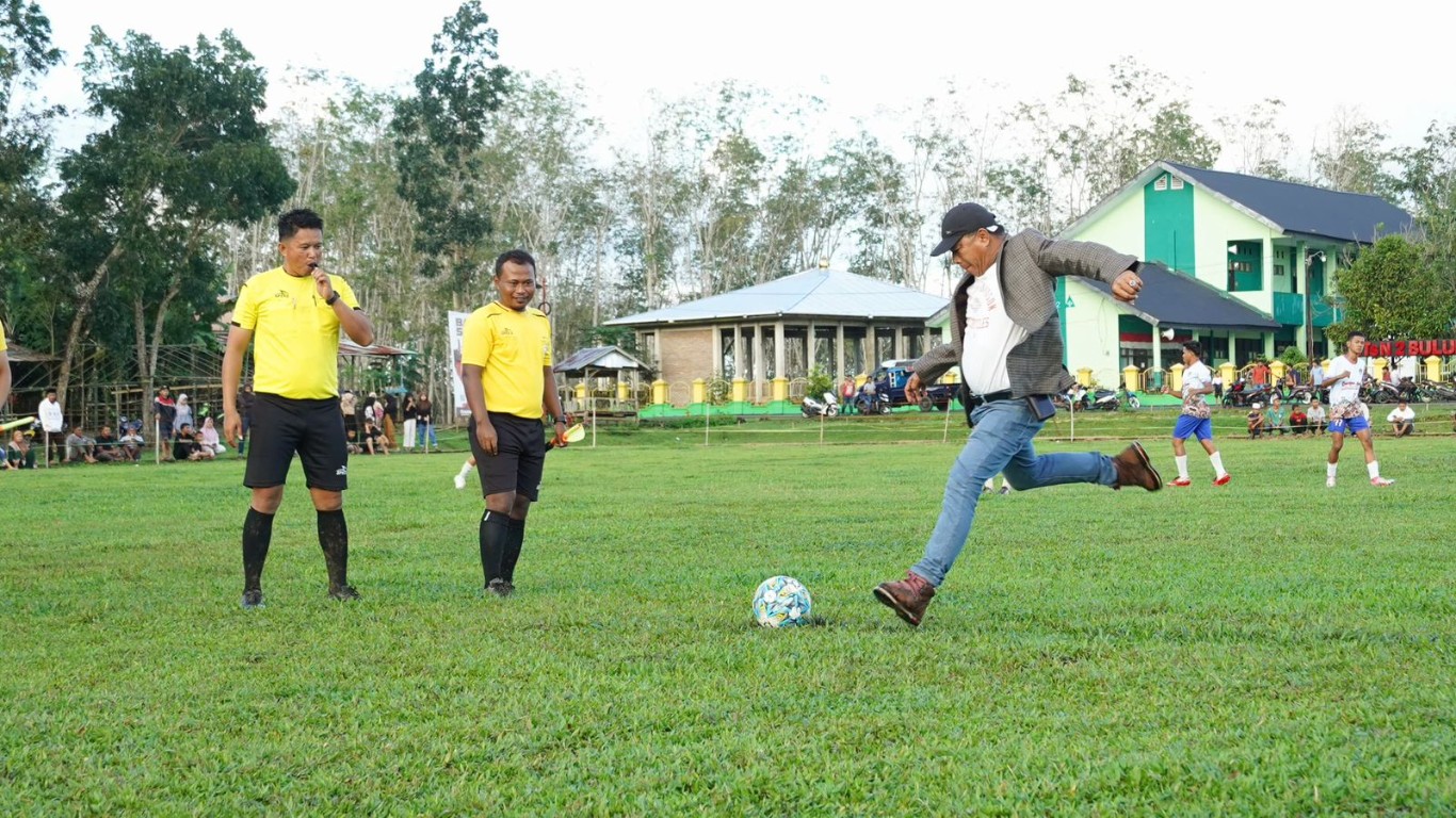 RESMI -- Bupati Bulukumba Andi Muchtar Ali Yusuf membuka secara resmi turnamen sepakbola Bupati Cup III Bulukumba tahun 2024 untuk zona Kecamatan Bulukumpa di Kecamatan Bulukumpa, Minggu (28/7). 