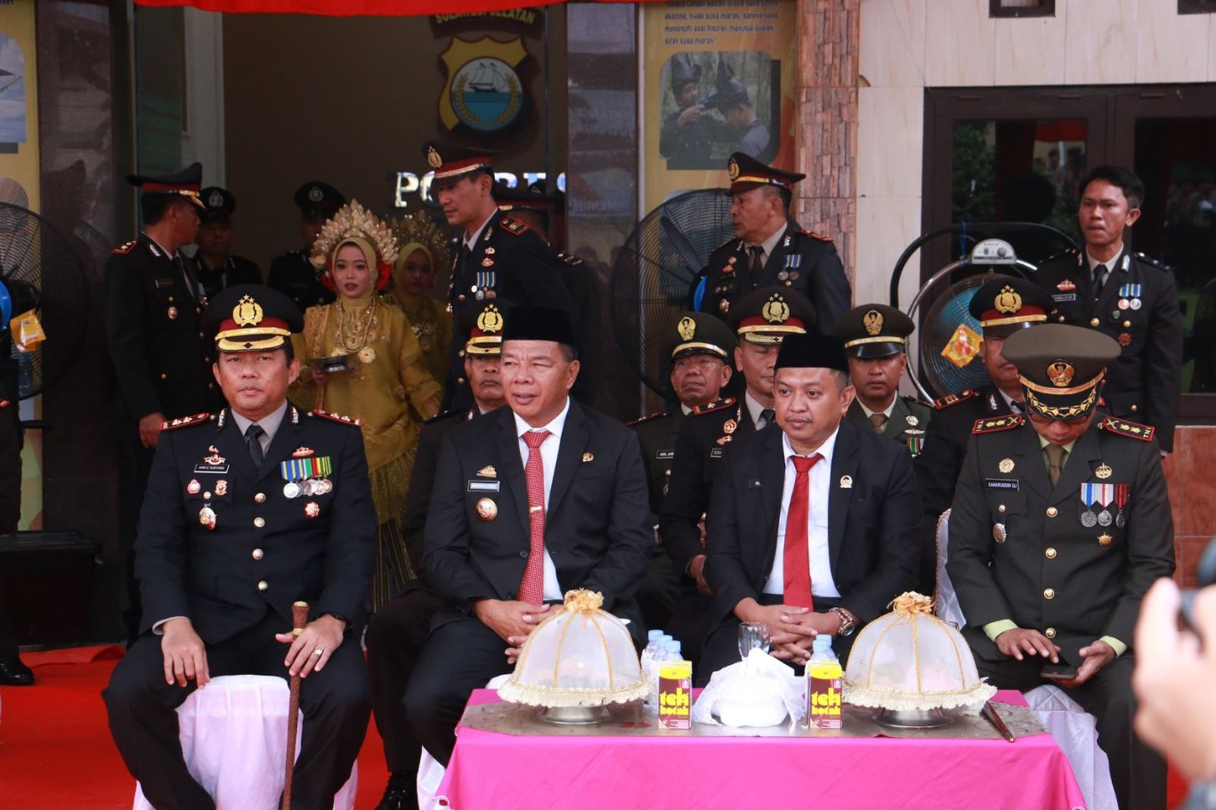TETAP HADIR -- Bupati Bulukumba Andi Muchtar Ali Yusuf tetap menghadiri peringatan Hari Jadi Bhayangkara ke-78 di Mapolres Bulukumba, Senin (1/7) meski masih dalam suasana berduka atas meninggalnya ayahanda tercinta H Andi Muhammad Ali Yusuf pada Minggu (30/6). 