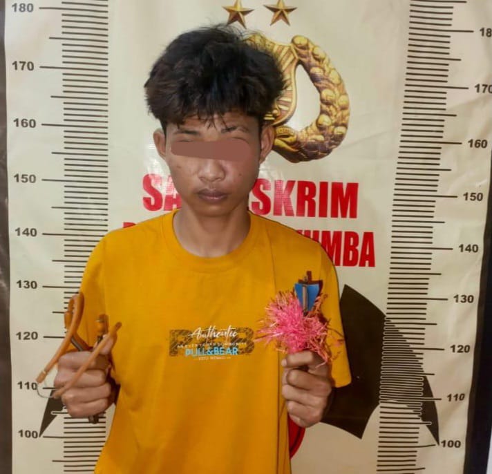 SAJAM -- Seorang pemuda digiring ke Mapolres Bulukumba setelah ditemukan membawa senjata tajam jenis busur di sadel sepeda motor miliknya, Selasa (9/7). 