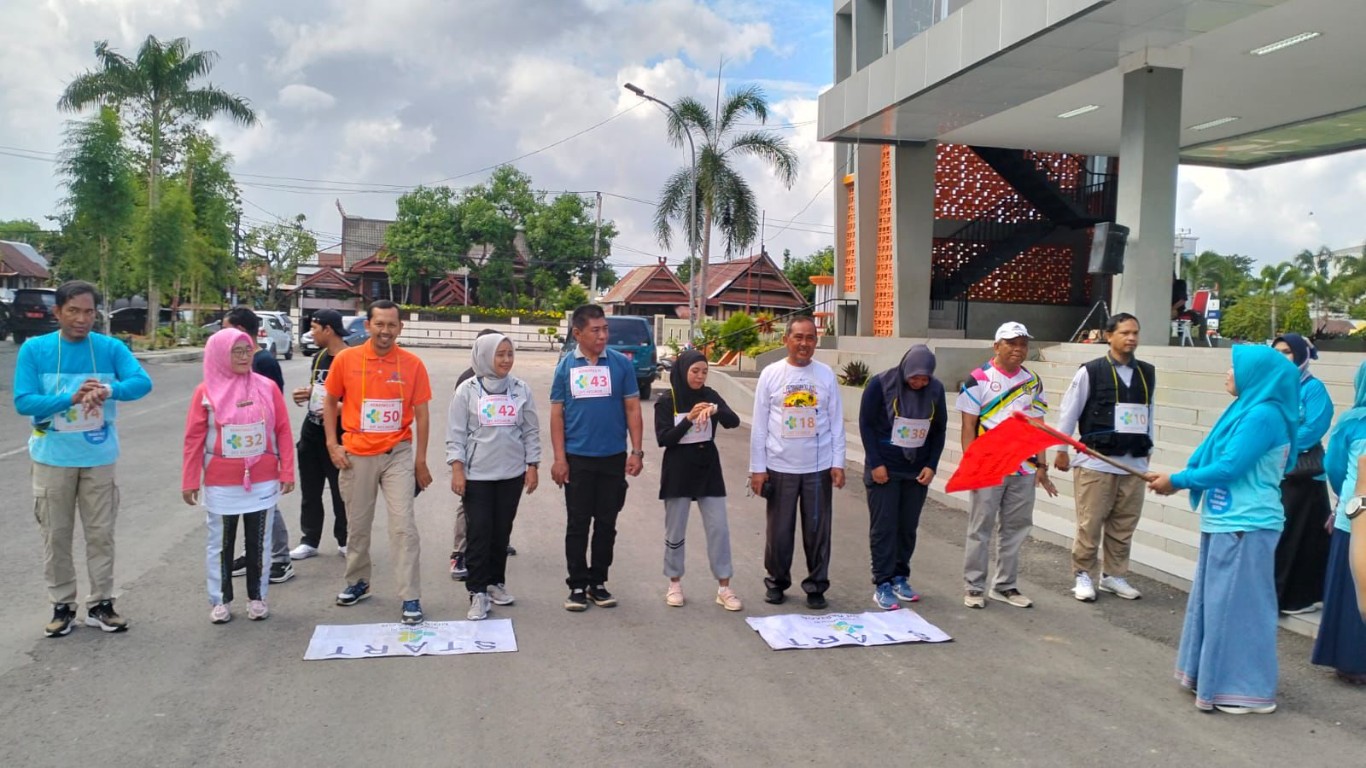 GEMAR SEHAT -- Dinas Kesehatan Pemkab Bulukumba melaksanakan program Gemar Segar atau Gerakan Masyarakat Beraktivitas dan Olahraga untuk Sehat dan Bugar dilaksanakan di Tribun Lapangan Pemuda pada Jumat (26/7) 