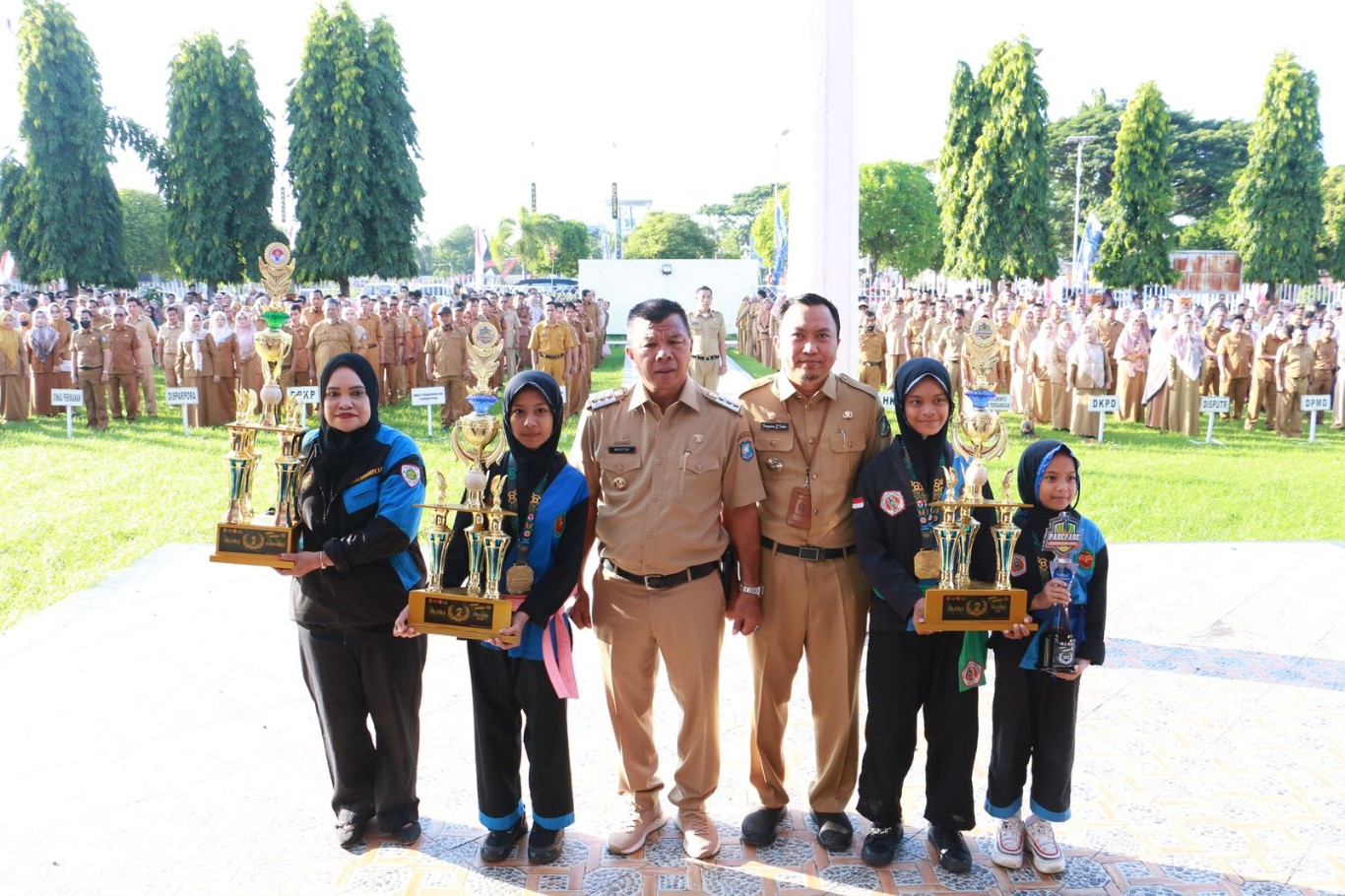 JUARA -- Perguruan Silat Jejak Agung Cinta Damai Bulukumba mengharumkan nama Bulukumba setelah meraih juara umum satu Kejurnas Pencak Silat Championship II yang dilaksanakan Kementerian Pemuda dan Olahraga di Kota Parepare pada 5-6 Juli lalu.