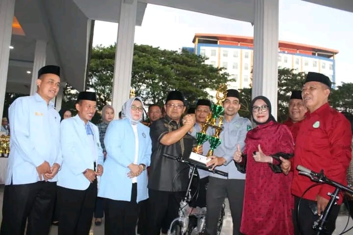 JUARA -- Kontingen Kabupaten Bulukumba foto bersama usai usai penutupan, Sabtu (27/7). FASI ke XII kali ini, Bulukumba keluar sebagi juara umum satu. 