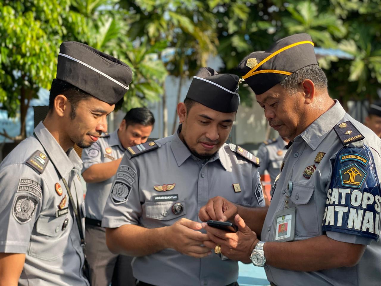 AMAN -- Kalapas Kelas IIA Bulukumba, Mut Zaini melakukan Sidak ponsel para pegawai dan tidak ditemukan aplikasi judi online pada handphone mereka. 