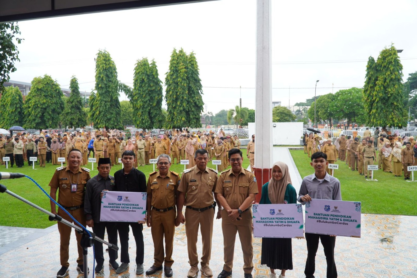 LEPAS -- Bupati Bulukumba Andi Muchtar Ali Yusuf bersama mahasiswa dhuafa program KIP usai dilepas di sela-sela apel gabungan OPD Lingkup Pemda Bulukumba di Kantor Bupati Bulukumba, Senin (15/7)