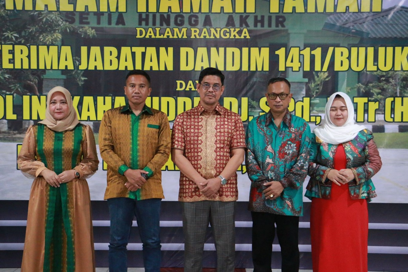 LEPAS SAMBUT -- Wakil Bupati Bulukumba Andi Edy Manaf didapit Dandim yang lama dan yang baru usai memimpin ramah tamah sekaligus lepas sambut Dandim 1411 Bulukumba dari pejabat lama ke pejabat baru. Ramah tamah dan lepas sambut digelar di Pendopo Rujab Bupati Bulukumba, Selasa (2/7).