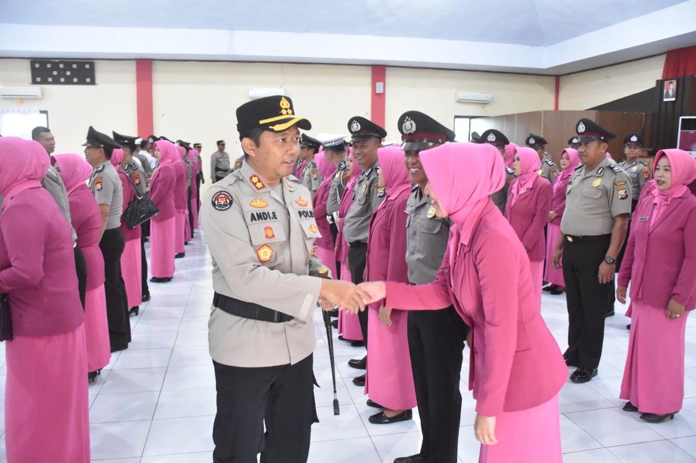 UPACARA -- Kapolres Bulukumba AKBP Andi Erma Suryono memimpin upacara Korps Raport 44 personel Bintara Polres Bulukumba periode Juli 2024 di Aula Parama Satwika Polres Bulukumba, Selasa (2/7).