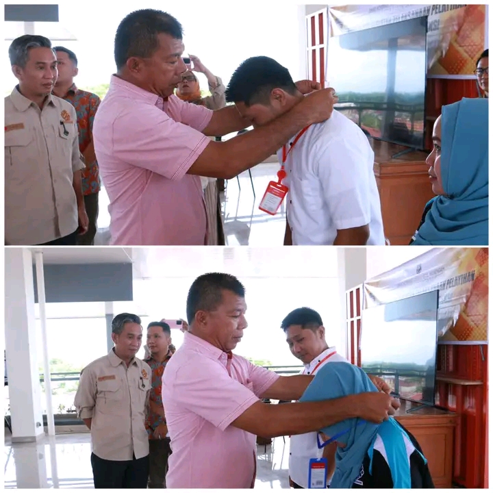 PELATIHAN -- Dinas Koperasi, UKM dan Tenaga Kerja Pemkab Bulukumba melaksanakan pelatihan unit kompetensi tahun anggaran 2024 di Lantai IV Gedung Pinisi Bulukumba, Selasa (9/7). Pelatihan diikuti 176 warga Bulukumba di 10 kecamatan dan dibuka Bupati Bulukumba Andi Muchtar Ali Yusuf. 