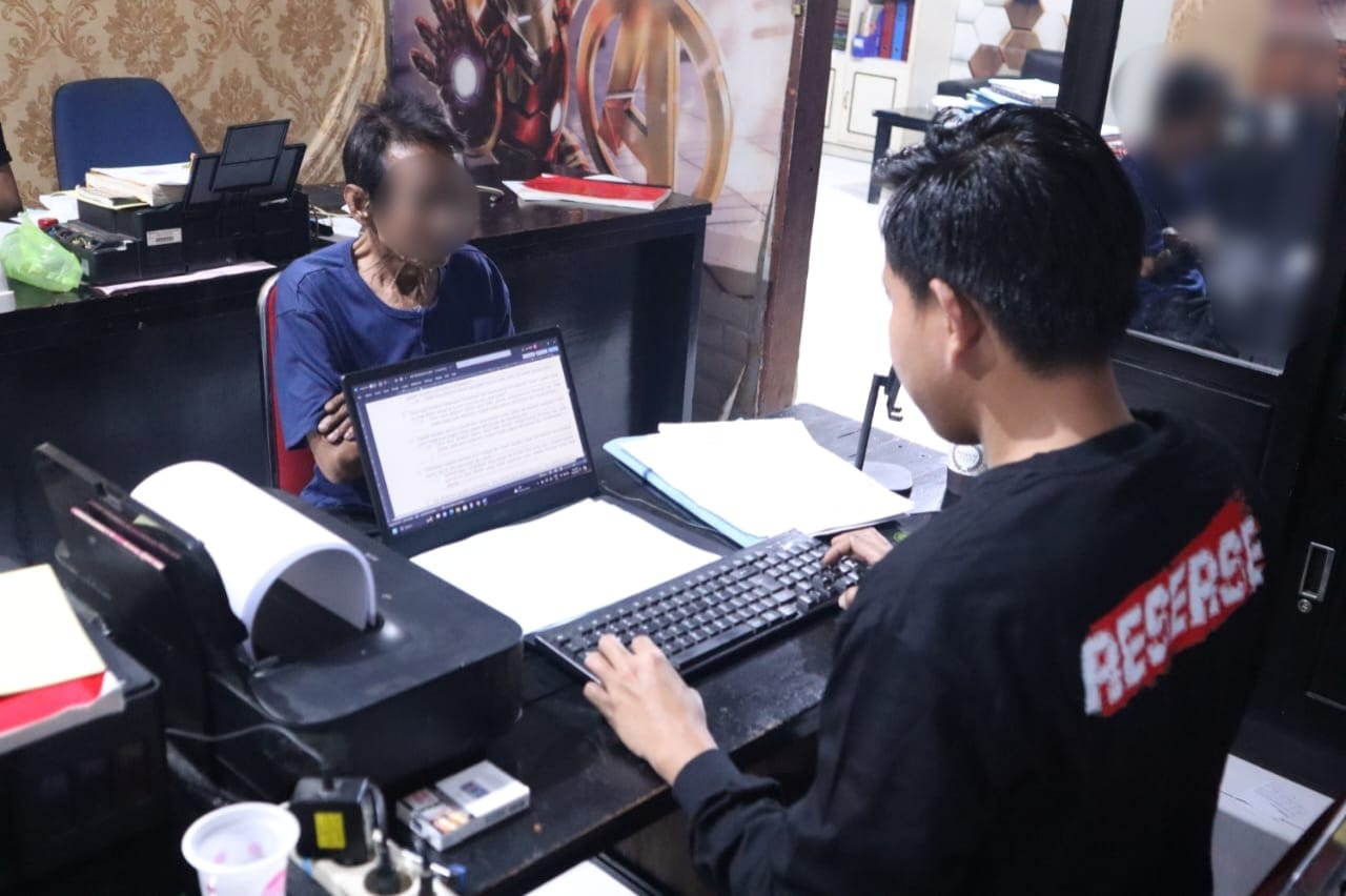 PERIKSA -- Terduga pelaku saat dilakukan pemeriksaan di ruang penyidik Polres Bulukumba, Selasa (16/7). 