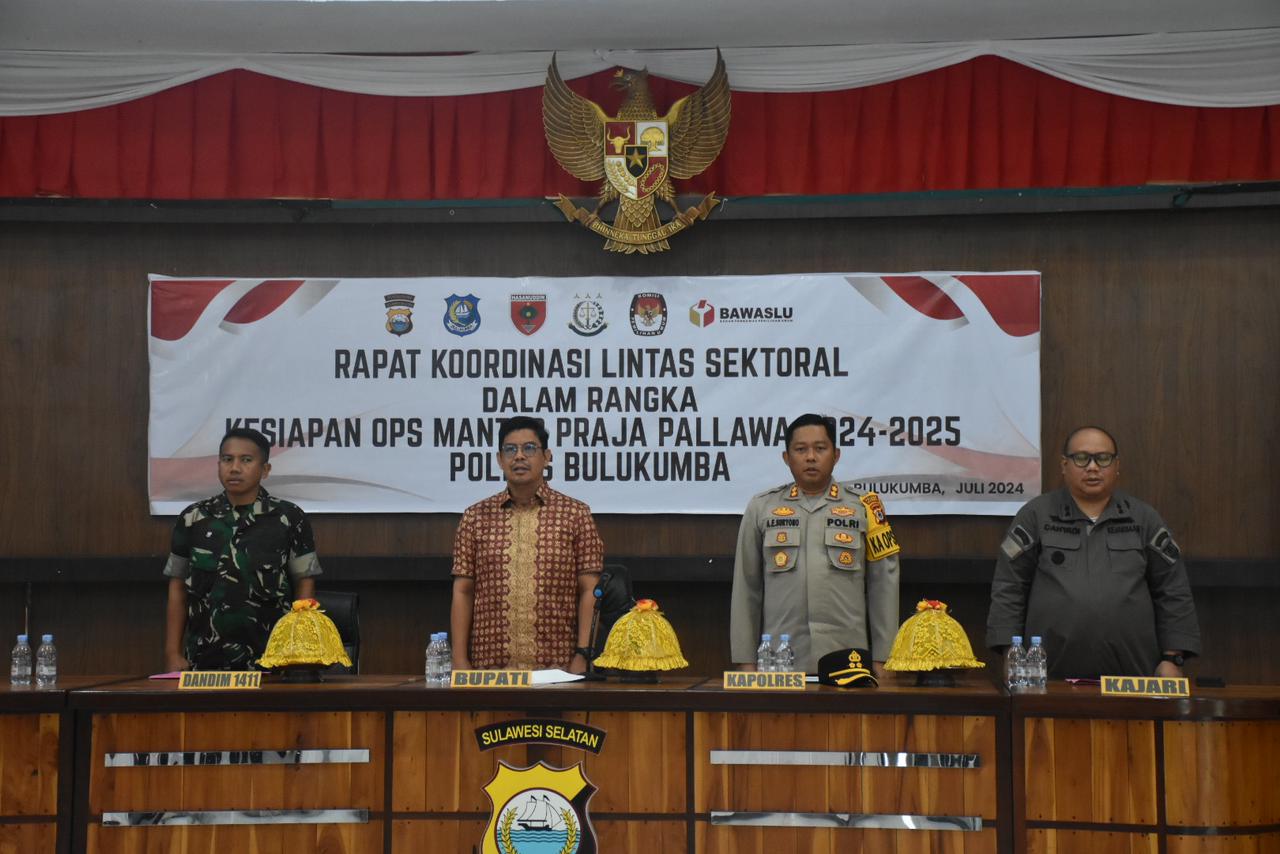 RAKOR -- Kapolres Bulukumba AKBP Andi Erma Suryono dan Wabup Edy Manaf saat pembukaan Rakor lintas sektoral kesiapan Operasi Mantap Praja Pallawa terkait pelaksanaan pengamanan Pilkada 2024-2025 di Aula Parama Satwika Polres Bulukumba, Kamis (25/7). 