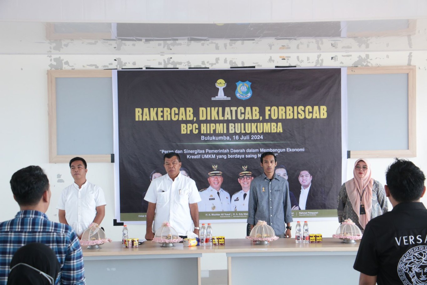 BERI SEMANGAT -- Bupati Bulukumba Andi Muchtar Ali Yusuf saat menghadiri Rakercab, Diklatcab, Forbiscab BPC HIPMI Bulukumba di lantai 4 Gedung Pinisi Bulukumba, Selasa (16/7). 