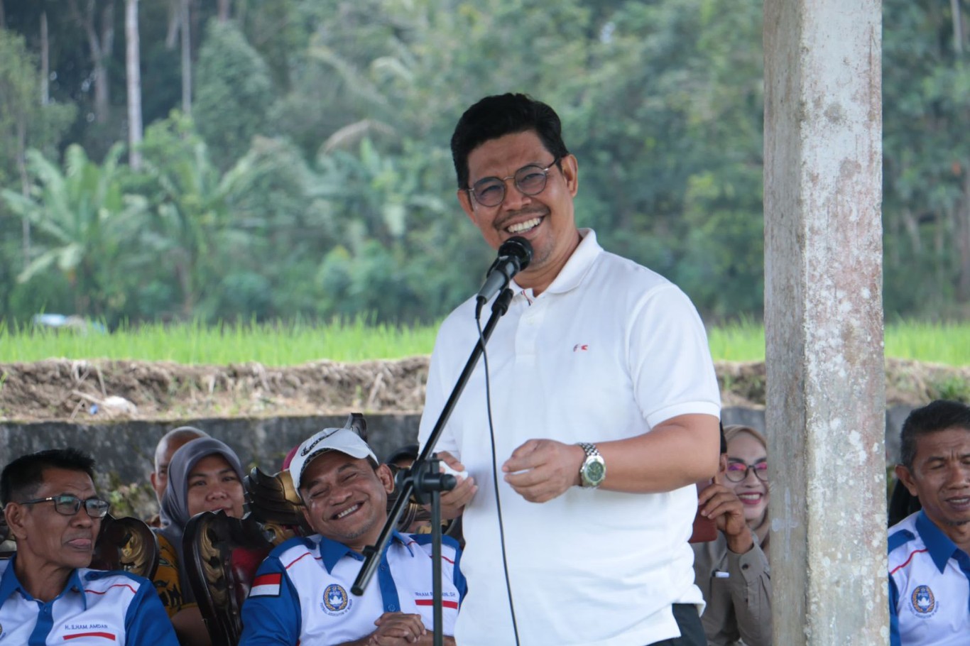 BUKA -- Wakil Bupati Bulukumba Andi Edy Manaf membuka turnamen Sepakbola Bupati Cup III Zona Kecamatan Rilau Ale di Bonto Bangun baru-baru ini. Usai membuka, Wabup Edy Manaf melakukan tendangan pertama.