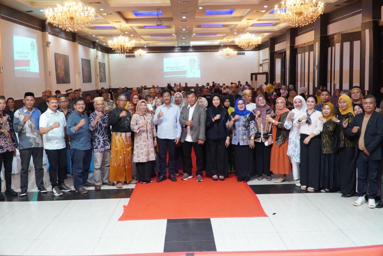 SILATURRAHIM -- Bupati Bulukumba, Andi Muchtar Ali Yusuf dan istri Andi Herfida Muchtar menghadiri silaturrahim ratusan warga Bulukumba yang digelar Kerukunan Masyarakat Bulukumba (KMB) Provinsi Kepulauan Riau di Kota Batam, Selasa (23/7).