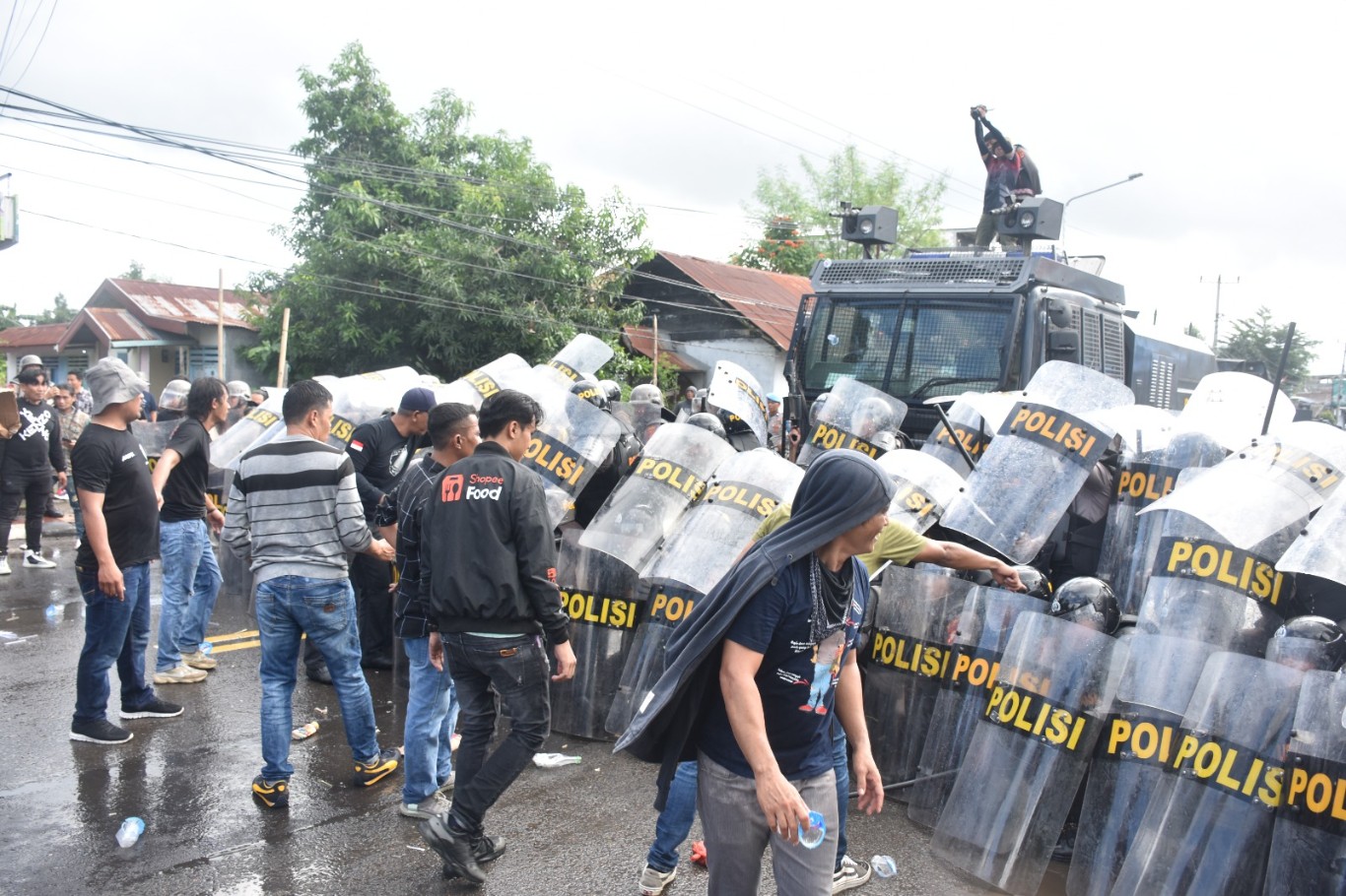 SIMULASI -- Sekolompok massa simpatisan dari salah satu calon Bupati dan wakil Bupati Bulukumba menggelar aksi Unjuk Rasa (Unras) didepan Kantor KPU) Bulukumba, Selasa (30/7). 