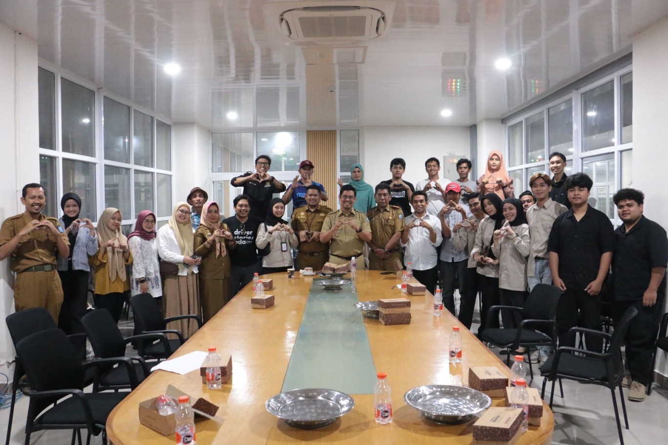PERTEMUAN -- Wabup Bulukumba, Andi Edy Manaf foto bersama usai menggelar pertemuan dengan sejumlah influencer Bulukumba di Gedung Pinisi Bulukumba, Senin (29/7) 