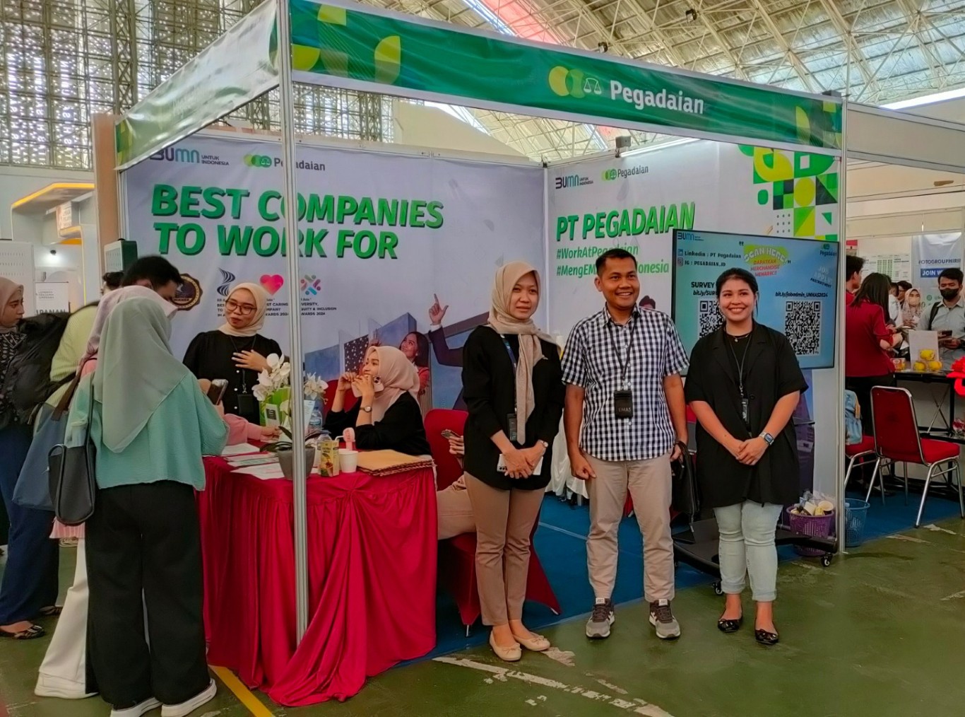 CAREER EXPO -- Kiri ke kanan: Kepala Bagian Pengembangan SDM Pegadaian Kanwil VI Makassar, Sitti Hafidah, Deputi Operasional Pegadaian Kanwil VI Makassar, Jainuddin, dan Staf HC Pegadaian, Abigail, saat mengunjungi booth PT Pegadaian di Career Expo Unhas, di GOR Unhas, Kamis (11/7).