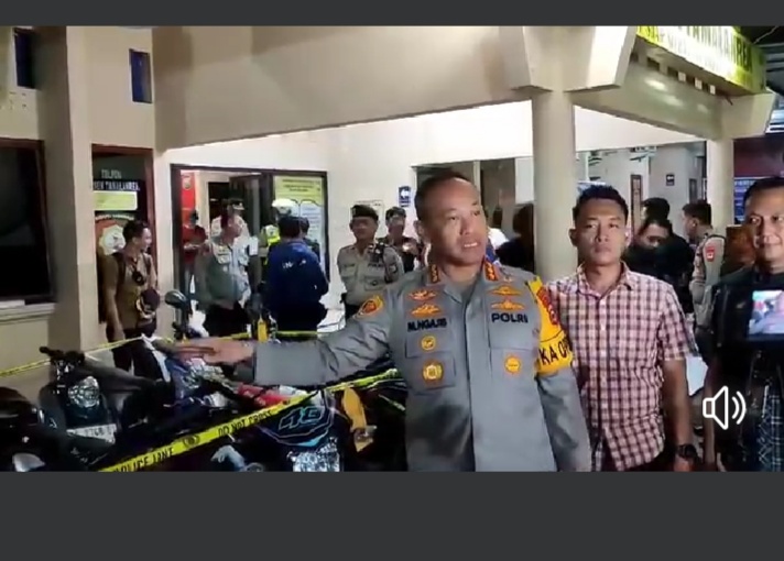 CURANMOR -- Kapolrestabes Makassar didampingi Kapolsek Tamalanrea dan Kasat Reskrim memeriksa motor curian yang diamankan di Mapolsek Tamalanrea.