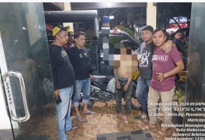 CURANMOR -- Terduga pelaku pencurian sepeda motor di Jalan Landak, babak belur diamuk massa.