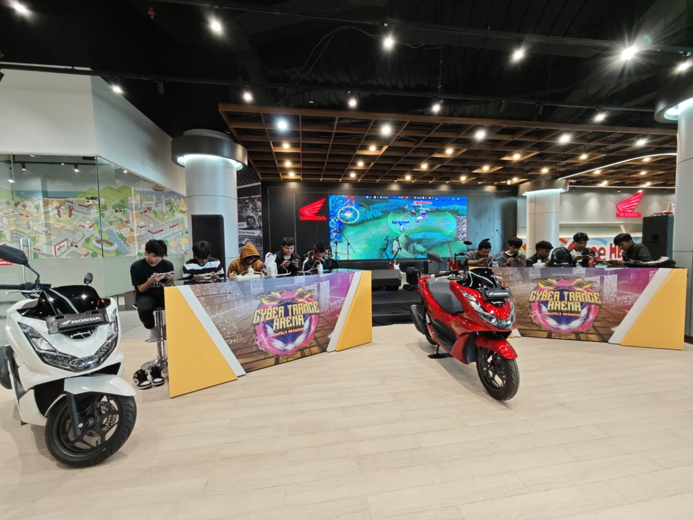 CYBER TRANCE -- Keseruan turnamen Mobile Legends Bang Bang bertajuk Cyber Trance yang digelar Astra Motor Sulsel di Astra Motor Experiece Center Trans Studio Mall Makassar.