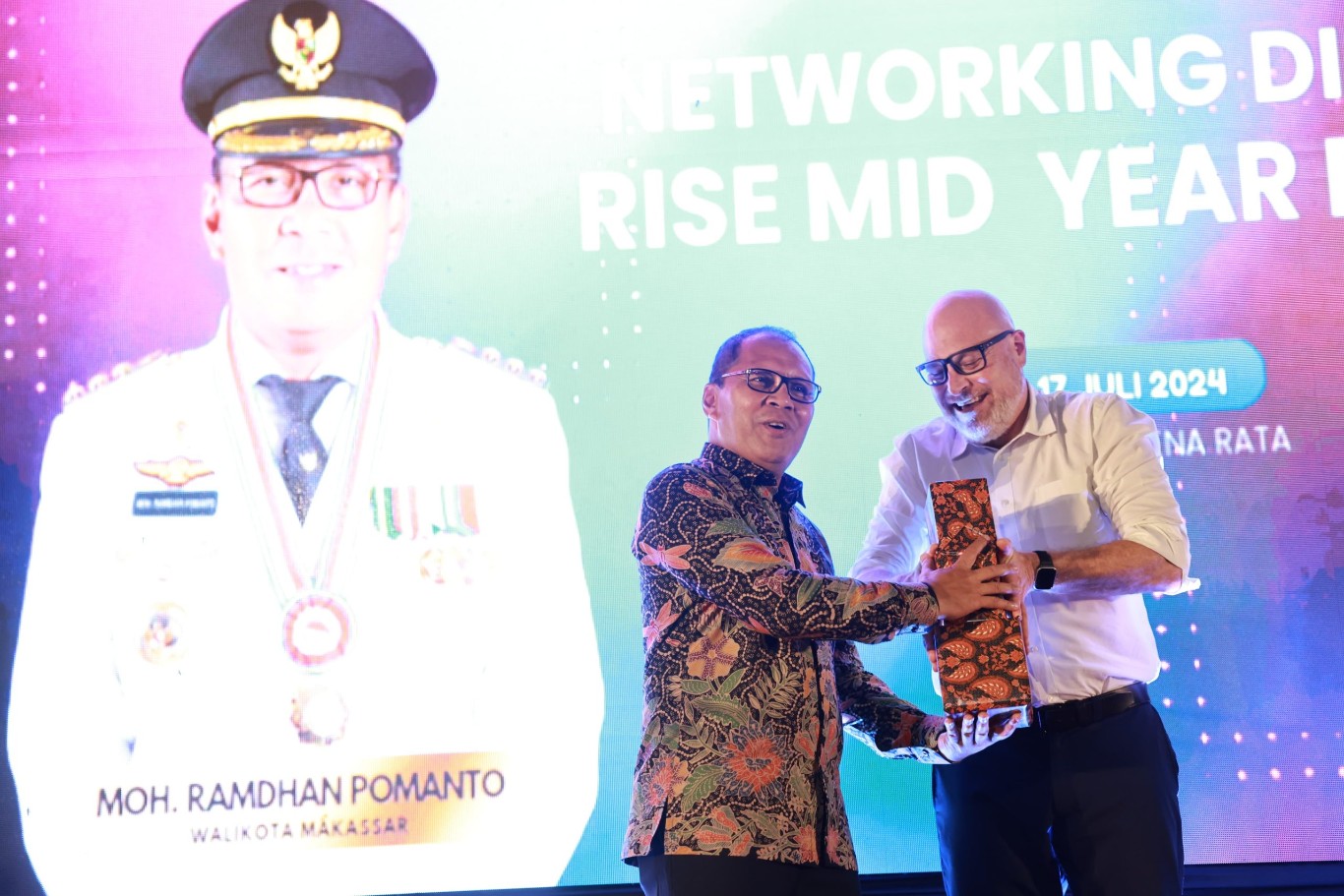 ist CINDERAMATA--Wali Kota Makassar Moh Ramdhan Pomanto menyerahkan cideramata ke Direktur Eksekutif Monash University Diego Ramires  di Tokka Tena Rata, Rabu, (17/7).