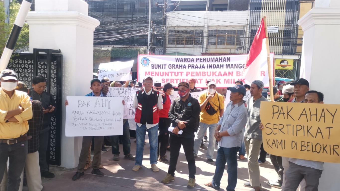 ist DEMO--Puluhan Warga Perumahan Pemprov Bukit Graha Praja Indah menggelar aksi damai di Kantor Wilayah BPN Provinsi Sulawesi Selatan,Jala Opu Daeng Risadju Makassar, Senin (29/7).