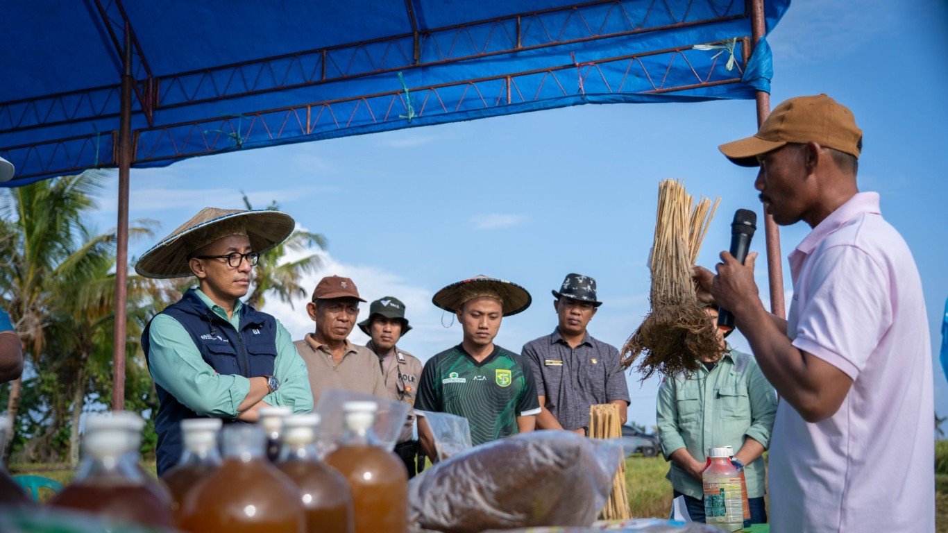 DIALOG -- Direktur & Chief Sustainability and Corporate Affairs Officer, Bernardus Irmanto, sedang berdialog dengan petani mengenai pengalaman mereka menggunakan SRI Organik.