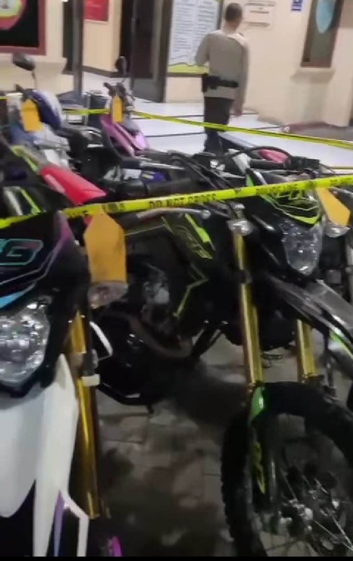 DIAMANKAN -- Puluhan motor curian yang diamankan di Mapolsek Tamalanrea. Hingga kemarin, kendaraan ini masih terparkir di halaman Mapolsek Tamalanrea.