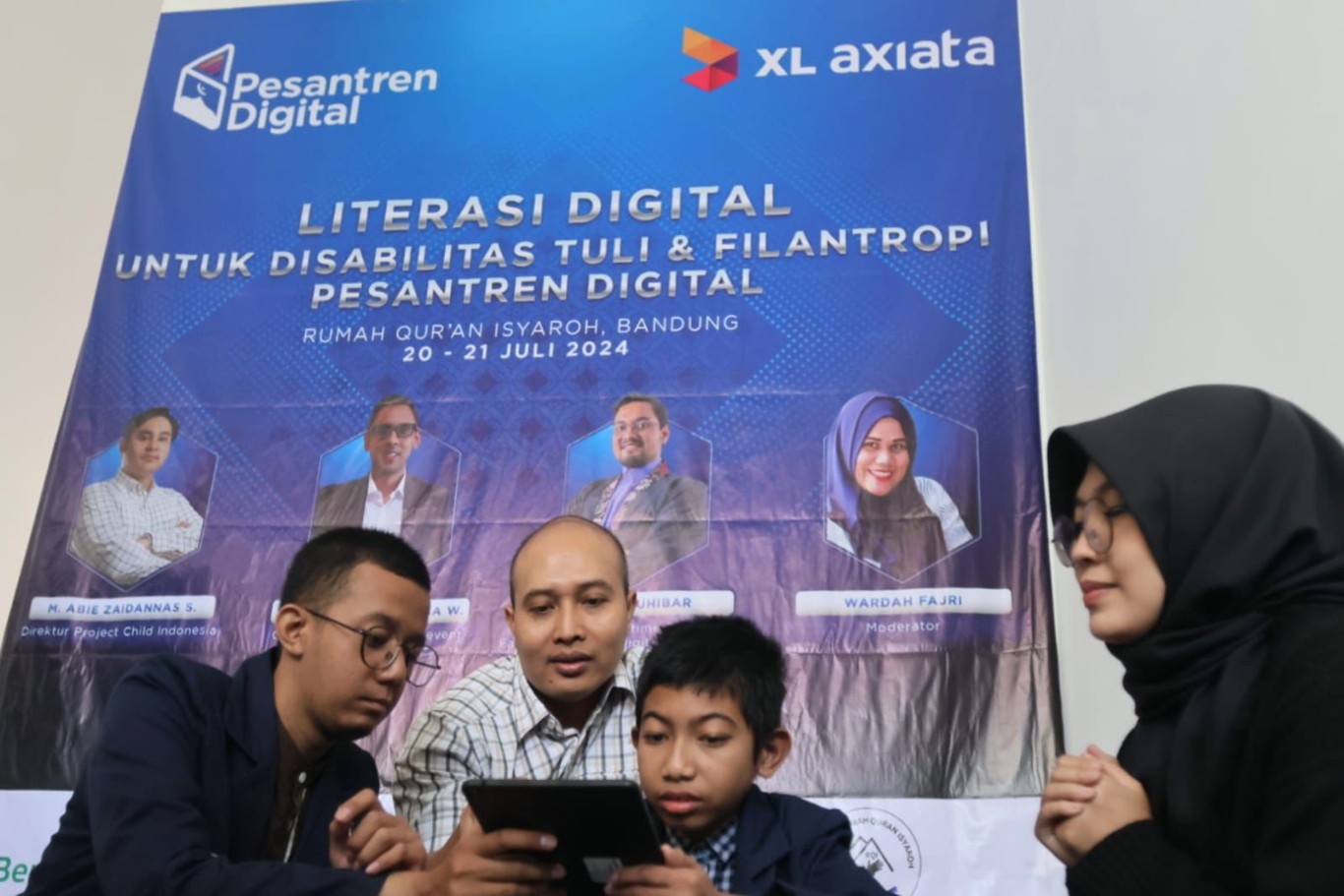 DISABILITAS -- Head of Sales XL Axiata area Bandung, Ony Prasetyo (dua dari kiri) bersama dua orang santri disabilitas tuli dari Rumah Qur’an Isyaroh Bandung (tengah), didampingi Juru Bahasa Isyarat (kanan), di Bandung, Sabtu (20/7).