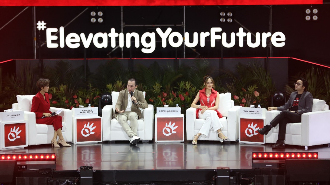 ELEVATING YOUR FUTURE -- Direktur Digital Business Telkom Indonesia, Fajrin Rasyid (dua dari kiri), Artist & Sociopreneur, Cinta Laura (dua dari kanan), dan Founder of VCGamers UpBanx & ModalRakyat, Wafa Taftazani (paling kanan), saat menjadi narasumber dalam sesi Elevating your Future, di Tennis Indoor Senayan, Sabtu (27/7).