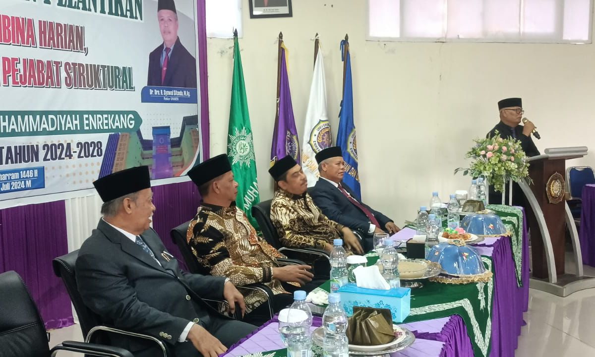 LANTIK -- Pj Bupati Enrekang H Baba menghadiri pelantikan Badan Pembina Harian (BPH), Wakil Rektor I-III dan pejabat struktural di Aula Kampus Unimen, Minggu (14/7).